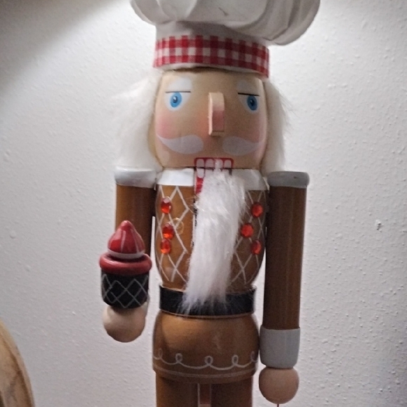 Wooden Nutcracker Chef with Cupcake Christmas Nutcracker Vintage - Picture 5 of 10
